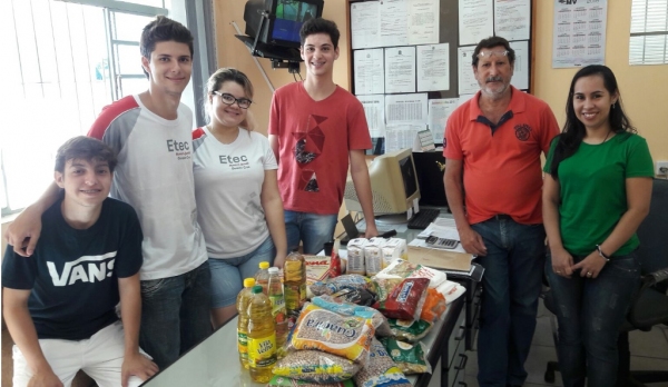 Alimentos arrecadados pelos estudantes da Etec Amim Jundi foram doados pelos estudantes a três instituições de Osvaldo Cruz (Foto: Cedida).