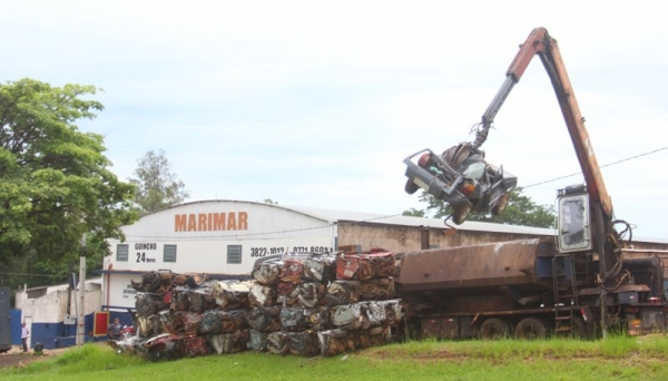 Carros empilhados para reciclagem chamam a atenção na rodovia SP-294