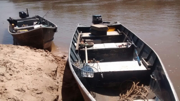 Embarcações e materiais apreendidos estavam com quatro pescadores, em área de pesca proibida, a menos de 500 metros da Cachoeira do Salto, em Lucélia (Foto: Cedida/PolÃcia Ambiental) .