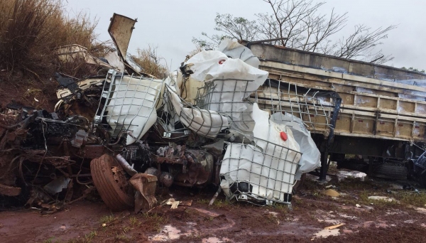 Acidente grave envolveu duas carretas na cidade de Nantes, na manhã chuvosa desta segunda-feira (Fotos: James Ribeiro/Guarda Municipal).