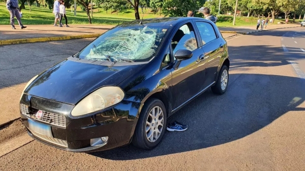 Automóvel envolvido no acidente (Foto: Heloise Hamada/g1).