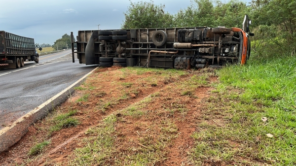 Caminhão tombou na SP-294, em Adamantina, em ponto onde inicia o acesso ao trevo do  campus II da UniFAI, sentido Flórida Paulista/Lucélia (Foto: Siga Mais).