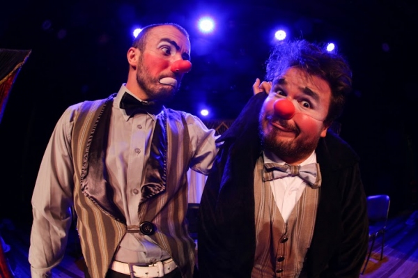 Espetáculo ?2POR4? apresenta a divertida disputa entre dois palhaços pela regência de um quarteto de cordas, que toca ao vivo no palco.