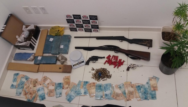 Pecuarista é preso com 12 kg de maconha, R$ 30 mil em dinheiro, armas e munições em sua casa, em operação realizada pela Polícia Civil, através da DISE, de Tupã (Foto: Reprodução/Site Tupã Notícias).