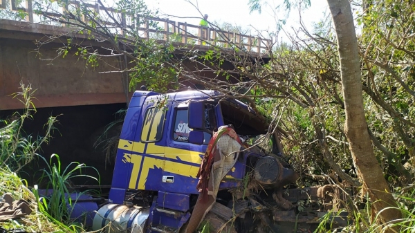 Caminhão caiu em ribanceira na Rodovia da Integração, trecho de Ouro Verde (Imagem: Panorama NotÃcia).
