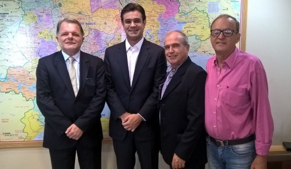 Deputado Mauro Bragato, secretário da habitação Rodrigo Garcia, prefeito Dr. Pacheco e vereador Aguinaldo, na Secretaria da Habitação, em São Paulo (Foto: Cedida).