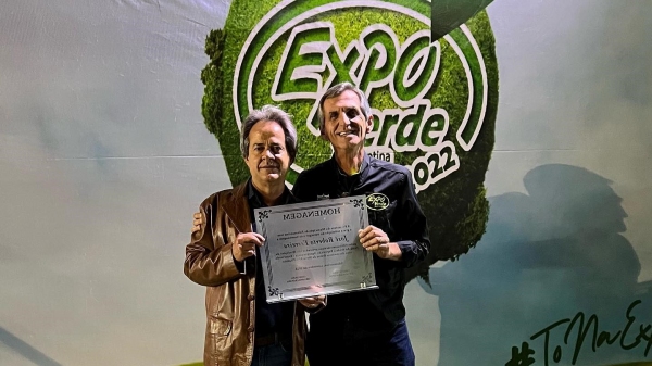 José Roberto Ferreira e José Carlos Cavichioli receberam, cada um, uma placa de homenagem (Reprodução).