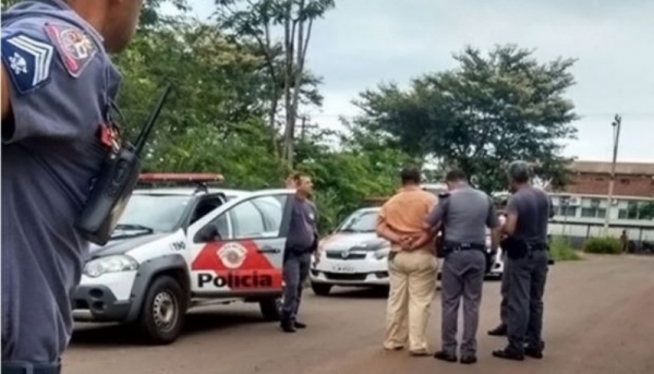 Após ser flagrado, home foi pegado à Delegacia pela Polícia Militar (Foto: Reprodução/Hoje Mais Andradina).