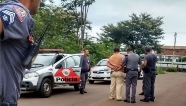 Após ser flagrado, home foi pegado à Delegacia pela Polícia Militar (Foto:  Reprodução/Hoje Mais Andradina).