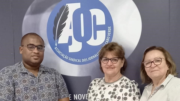 As educadororas Izabel Castanha Gil e Eunice Ladeia Guimarães Amaro na sede da Associação dos Jornalistas Caboverdeanos (AJOC), em Cabo Verde (Redes Sociais).