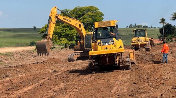 Máquinas atuam no início das obras, na estrada do cemitério até a fazenda Santa Terezinha (Divulgação).