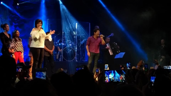 Cássia Medina Bosso no palco, com o cantor Daniel (Foto: Larissa Sichieri/LNTS).