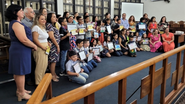 Estudantes, representantes educacionais e autoridades na noite de premiação   (Reprodução/Emef Navarro de Andrade).