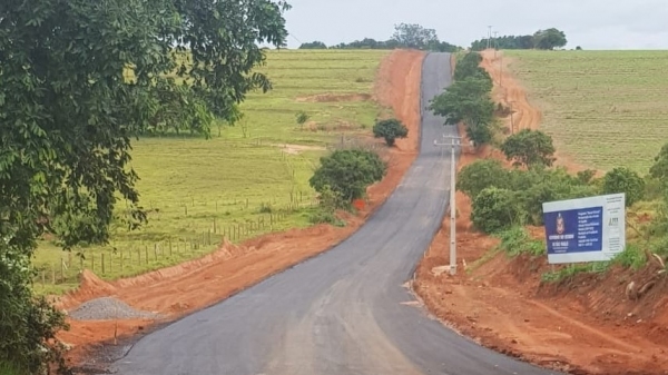Pavimentação, no Distrito de Ameliópolis (Reprodução/Pref. de Presidente Prudente).