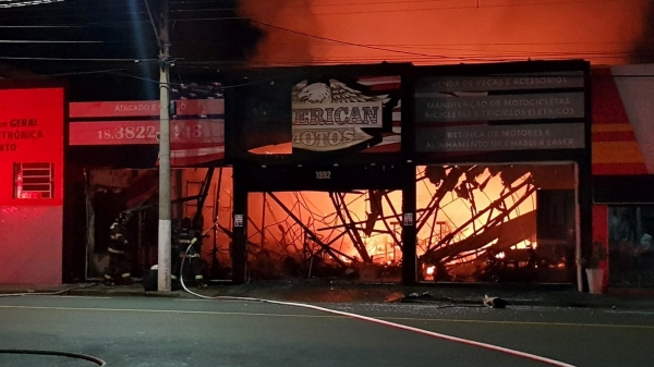 Prédio com cerca de 300 metros quadrados foi destruído pelas chamas (Foto de Internauta).