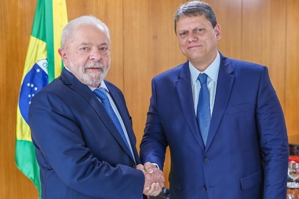 Presidente Lula e o governador Tarcísio de Freitas, no Palácio do Planalto, em Brasília (Foto: Ricardo Stuckert).