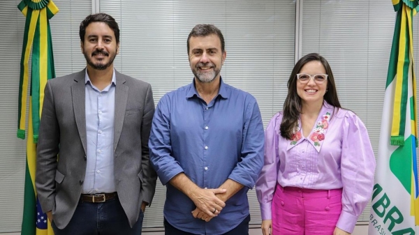 Ao centro Marcelo Freixo, presidente da Embratur, e os novos nomeados Roberto P. Gevaerd e Jaqueline Gil  [Renato Vaz/Embratur].