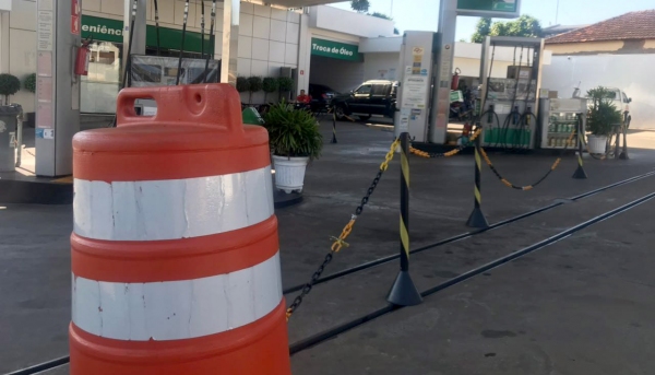 Sem combustíveis, postos isolam bombas e motoristas não têm opções para abastecer em Adamantina (Foto: Siga Mais).