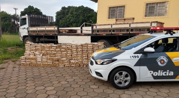 Foram localizados e apreendidos 1.286 tijolos de maconha que pesaram mais de meia tonelada. Motorista do caminhão foi preso (Foto: Cedida/PM).