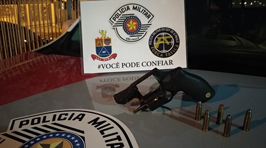 A partir de pesquisas com a numeração da arma apreendida neste sábado (1), Força Tática da PM descobriu que revolver foi furtado em 1995, em São Paulo (Foto: Cedida/PM).