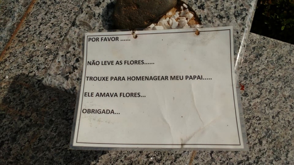 Aviso com apelo de filha é ignorado e flores são levadas do túmulo de seu pai, no Cemitério de Adamantina (Reprodução/Facebook).