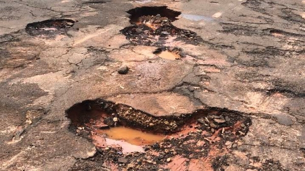 Pavimento urbano em condições precárias, em diferentes pontos da cidade. Aposta da administração municipal é o empréstimo de R$ 7 milhões (Imagem: Sergio Caldeira).