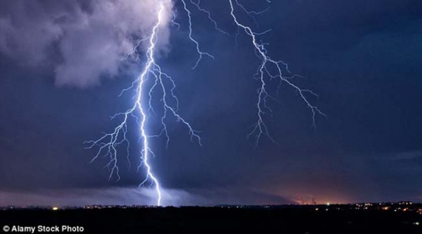 Quando os raios atingem o sistema elétrico, podem causar rompimentos de cabos, condutores e até curtos-circuitos, podendo provocar a interrupção do fornecimento de energia (Imagem: Alamy Stock Photo/Ilustração).