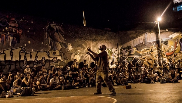 Com o coletivo Circo No Beco, malabaristas apresentam técnica circense onde o público interage diretamente com os artista (Foto: Divulgação).