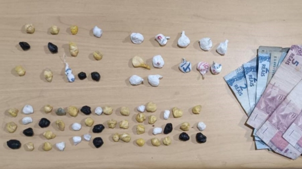 Droga e cédulas em dinheiro apreendidos pela equipe da Força Tática da Polícia Militar (Divulgação/PM).
