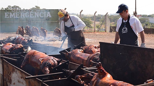 Público tem acesso a cardápio com porco no rolete, costelão e acompanhamentos (Divulgação).