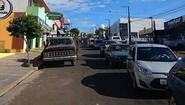 Filas para abastecer os veÃculos, na tarde desta terça-feira, em Adamantina (Foto: Cedida).