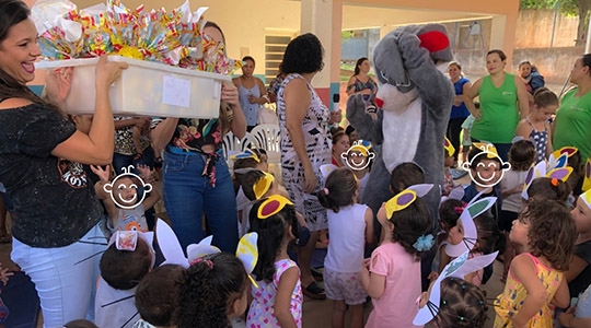 Ovos de chocolate produzidos pelas reeducandas da Penitenciária Feminina de Tupi Paulistas foram distribuídos para crianças em Adamantina, Tupi Paulista e Inúbia Paulista (Foto: SAP).