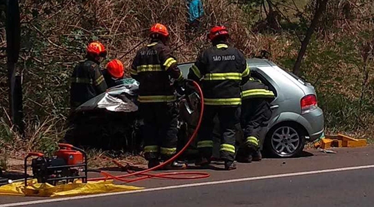 Acidente foi na SP-294, altura de Pacaembu, fazendo uma vÃtima fatal (Fotos: Diego Fernandes Silva/Folha Regional).