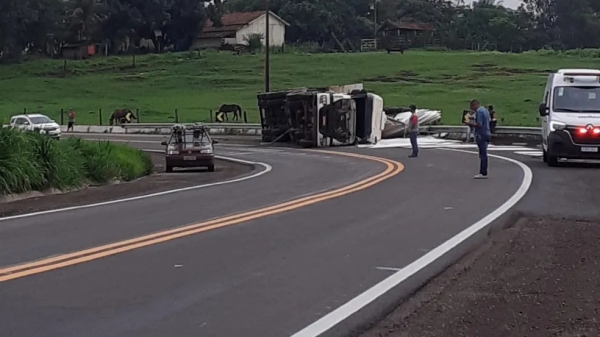 Caminhão tombou na pista (Imagem: Anderson Borelli/RedesSociais).