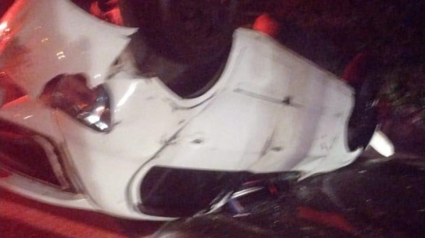 Automóvel VW Gol capotou. Houve primeiro a colisão lateral com um caminhão e depois a batida de frente contra um segundo veículo de carga (Reprodução/Redes Sociais).