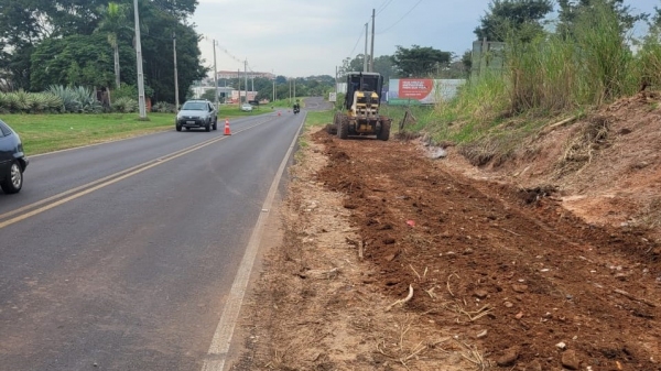 Homens e máquinas da Prefeitura de Lucélia trabalham no local e preparam desvio lateral para a instalação dos redutores de velocidade na pista (Divulgação/PM Lucélia).