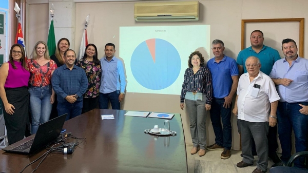 Prefeito, vice-prefeita e o primeiro escalão, na apresentação dos dados da pesquisa (Reprodução/Facebook).