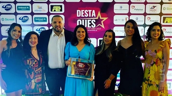 Equipe da Nova Foto e Ótica recebe premiação em Adamantina (Divulgação).