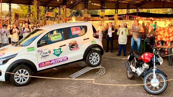 O Fiat Mobi e a moto Honda 150 Fan, os dois principais prêmios dos 31 itens sorteados no evento festivo (Milton Ura/No Click com o Senhor).