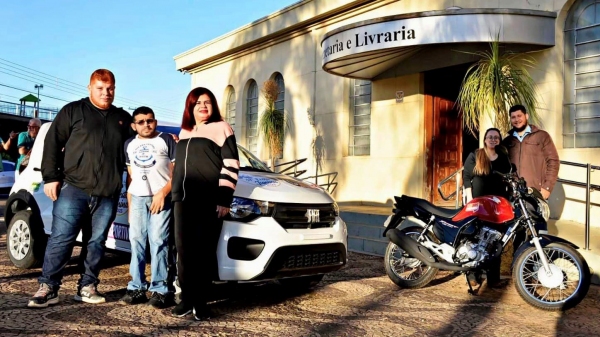 Felipe Marcelino, ganhador do carro, e Talita Zampieri, ganhadora da moto, acompanhados de familiares, receberam os prêmios (Foto: Milton Ura/No Click com o Senhor).