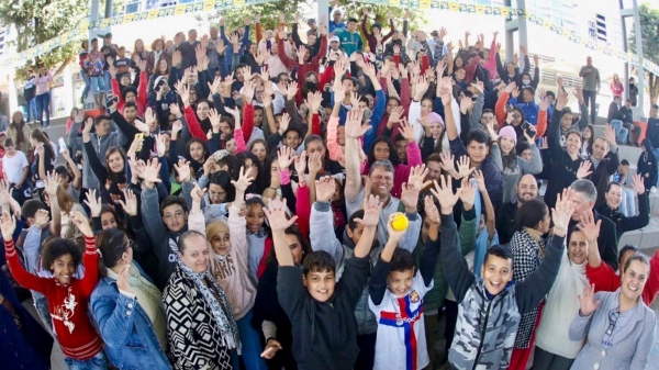 Foto publicada pelo governador Tarcísio de Freitas em suas redes sociais, com momento da visita surpresa à Escola Fleurides, em Adamantina (Reprodução).
