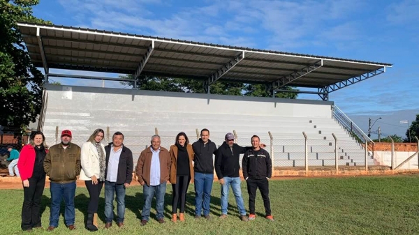 Representantes da Prefeitura e Câmara Municipal no Estádio Municipal após a conclusão das melhorias (Reprodução).