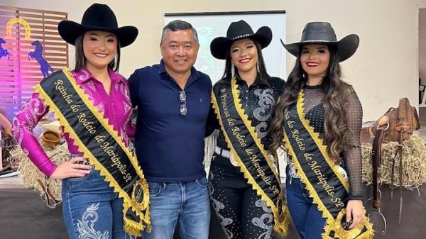 Prefeito Ricardo Watanabe e as representantes eleitas: a Rainha Ana Júlia Ishiy, a 1ª Princesa Luiza Sant?anna e a Madrinha Letícia Sanches  (Divulgação).