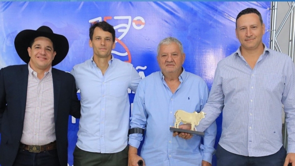 Fabio Girardi Frigoni (diretor executivo da DeltaGen), Junior Micheloni, Kiko Micheloni e José Paulo Micheloni, com uma das premiações (Reprodução/DeltaGen).
