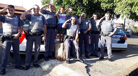 Policiais militares prestam homenagem ao menino Isac Pietro Soares Cangirão Fróis (Foto: Cedida/PM).