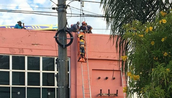 Uma das vítimas que caiu desacordada sobre o telhado foi resgatada pelo Corpo de Bombeiros, mas não resistiu e morreu (Foto: Reprodução: Portal Hoje Mais | Andradina).