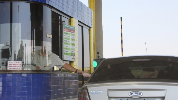 Evadir-se do pagamento do pedágio pode caracterizar infração grave prevista no Código de Trânsito Brasileiro, com multa no valor de R$ 195,23 e 5 pontos na CNH (Foto: Marcos Santos/ Usp Images).