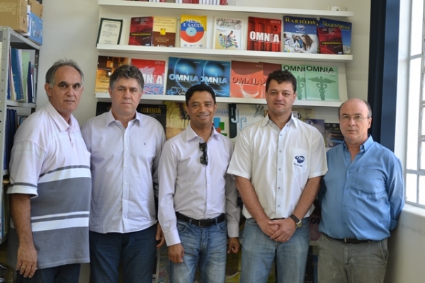 Direção e Comissão Organizadora recepcionam coordenador-geral de Programas de Valorização do Magistério da CAPES, prof. Dr. Helder Eterno da Silveira (Foto: Priscila Caldeira/FAI)