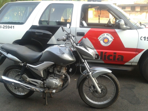 Moto é furtada em Adamantina e poucas horas depois recuperada pela Polícia Militar em Tupi Paulista (Foto: Cedida/Polícia Militar).