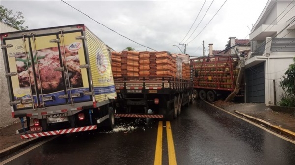 Carreta que desceu em ré, na SP-294, em Pompéia, atingiu dois caminhões, um poste e uma casa (Foto: Portal NC/Pompeia).